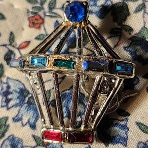 Lovely Moving Bird Brooche.